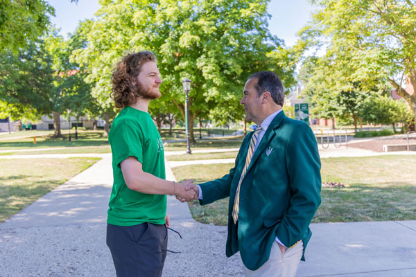 Zenger greets Quinn Gifford ‘25 while talking to students about their campus activities and post-graduation ambitions.